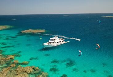 Luxury Boat Charter Great Barrier Reef - Kite Surfers - the Tour Specialists