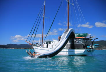 Whitsundays - Sailing and snorkeling on a liveaboard boat 