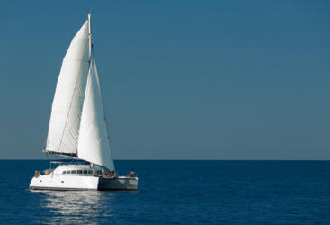 Whitsunday Yacht Charter - Sails set on the Great Barrier Reef from Airlie Beach 