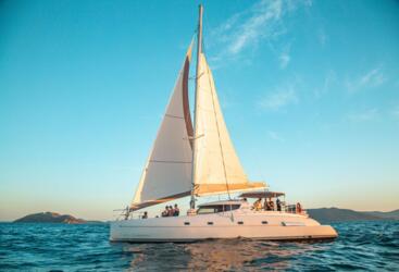 Whitsundays Yacht Charter - Luxury Sailing Holidays Airlie Beach