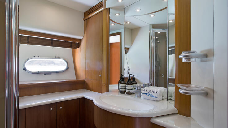 Whitsunday Yacht Charters - Esnuite Bathrooms