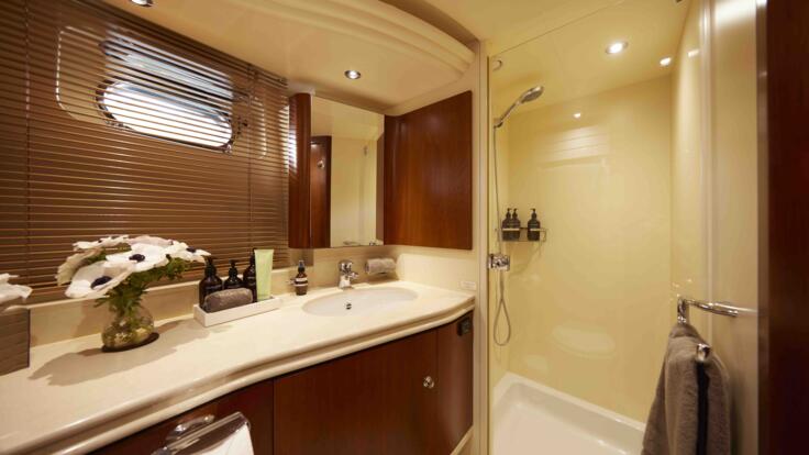 Whitsundays Luxury Yacht Charters - Guest Bathroom