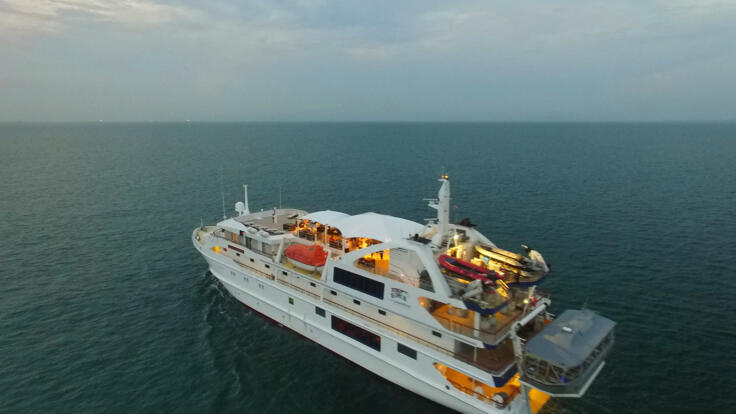 Cruises Great Barrier Reef Australia - Cruise Ship Underway