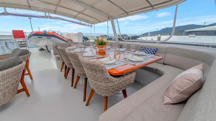 Superyachts Great Barrier Reef - Dine or relax on the upper deck