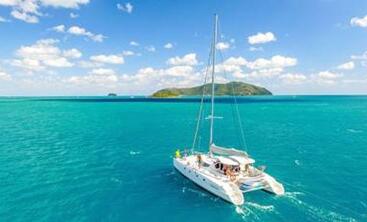 Whitsunday Yacht Charters - Aerial View of 46ft Yacht