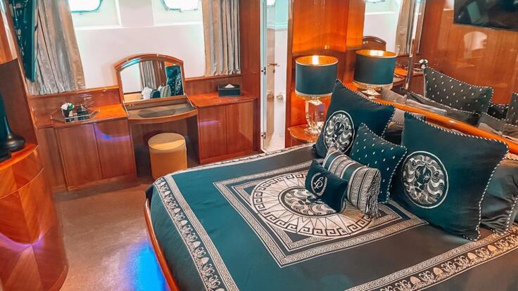YOTSPACE luxury charters Whitsundays Master King Stateroom Cabin |  LADYP