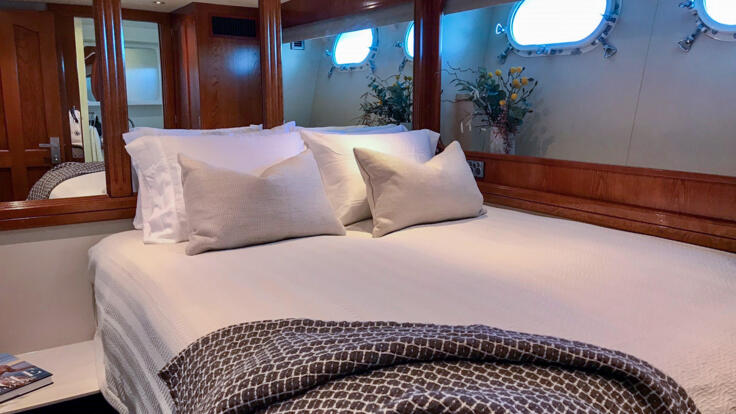 Superyacht charter Great Barrier Reef - King or twin stateroom port side