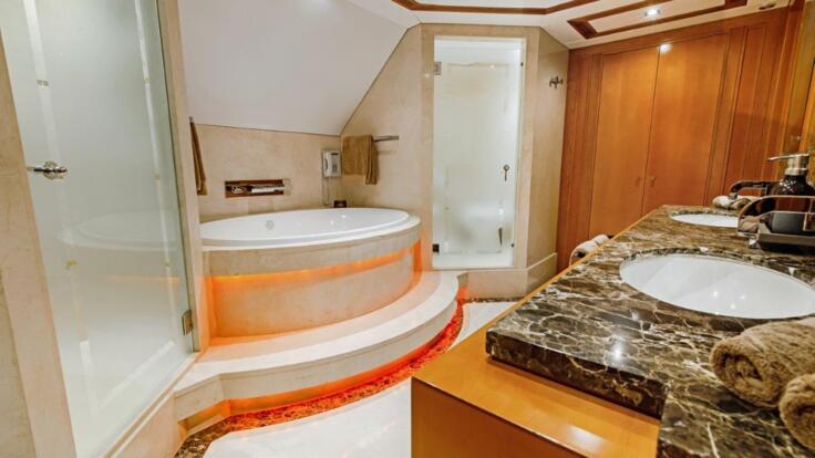 Master Suite with spacious ensuite & bath - Whitsundays Charter Yacht