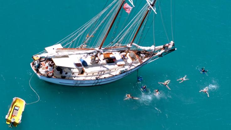 Airlie Beach Sailing Tour | Snorkel from the tallship