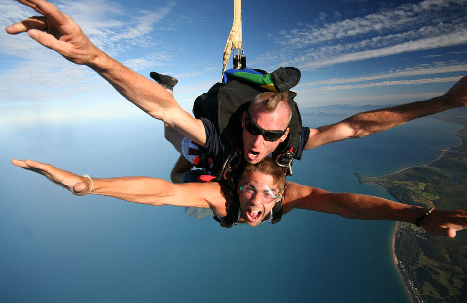 Skydive Cairns - 60 Seconds of free fall with your tandem skydive instructor in Cairns