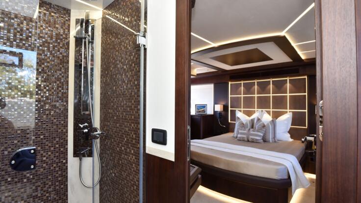 Luxury Yacht charters Whitsunday Islands - Bathroom