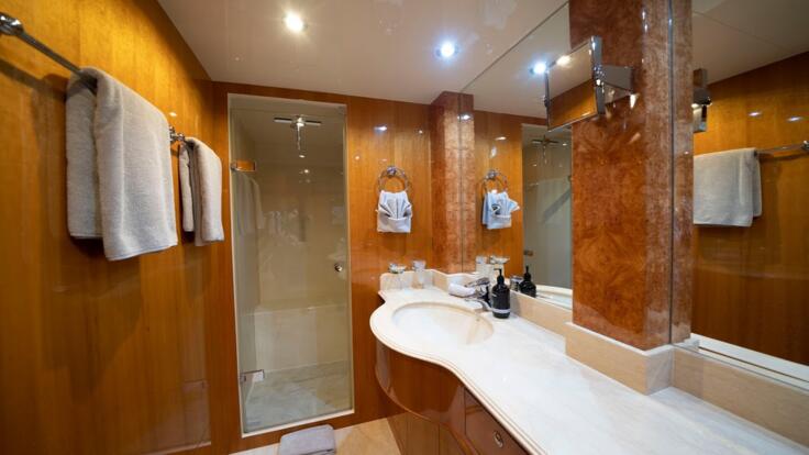 Superyacht charter Great Barrier Reef - Master Stateroom with Ensuite & Bath 