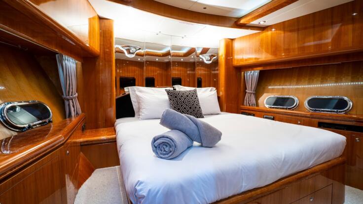 Whitsunday Luxury Yacht Charters - Full Beam VIP Cabin