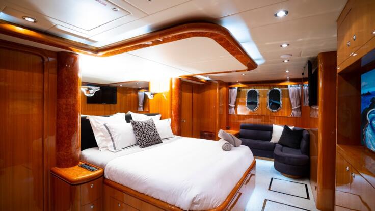 Whitsundays Yacht Charter - Luxury Master Stateroom 
