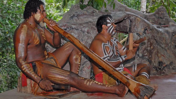 Kuranda Tours - Didgeridoo playing in Kuranda